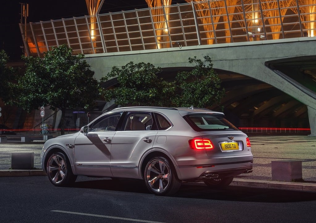 Bentley Bentayga Hybrid gece arka yan görünüm