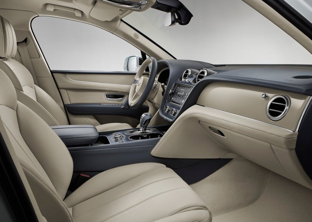 Bentley Bentayga Hybrid ön kabin ve açık renk deri koltuklar