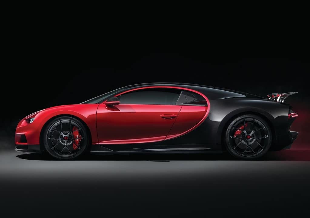 Bugatti Chiron Sport arka bölüm ve dört egzoz çıkışı