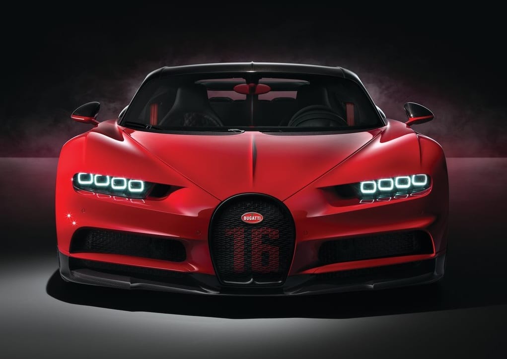Chiron Sport kırmızı ve gri karbon gövde detayları