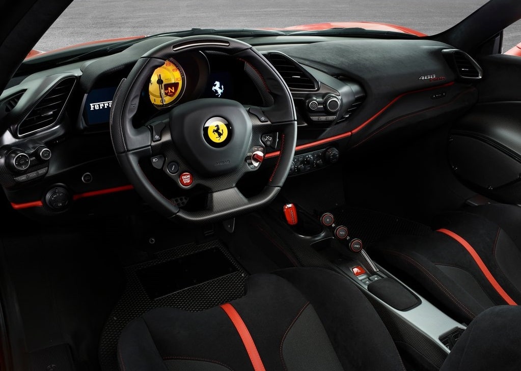 Ferrari 488 Pista direksiyon ve gösterge paneli