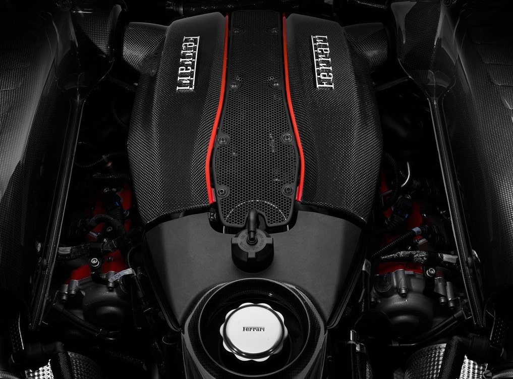Ferrari 488 Pista koltuk ve iç mekan