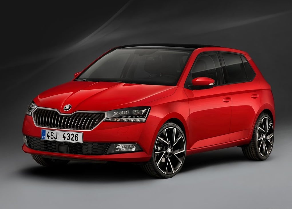 2020 Skoda Fabia kırmızı gövde ön üç çeyrek görünümü