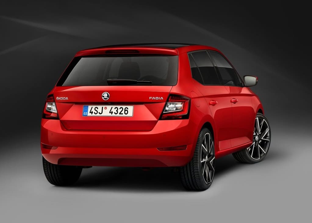 Skoda Fabia kırmızı gövde arka üç çeyrek görünümü