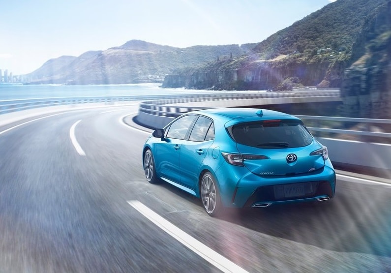 Toyota Corolla Hatchback arka üç çeyrek sürüş görünümü