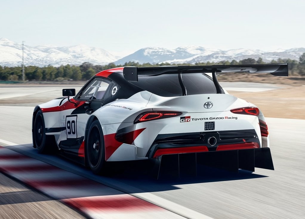 GR Supra Racing Concept pistte arka görünüm ve büyük difüzör
