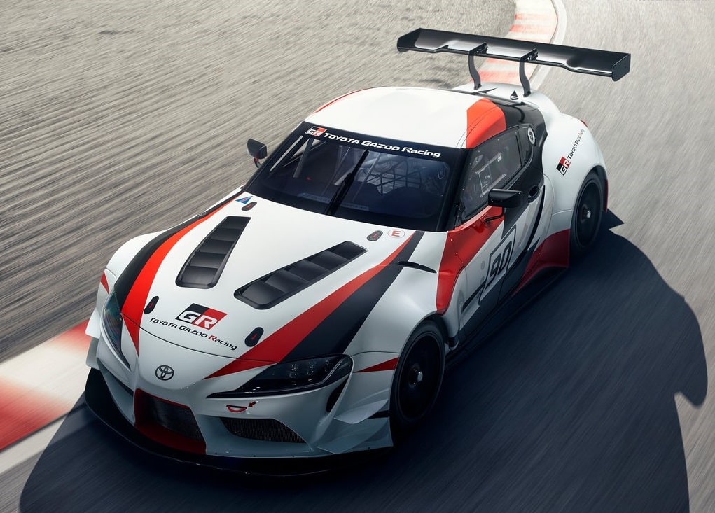 GR Supra Racing Concept pistte üstten ön üç çeyrek görünüm