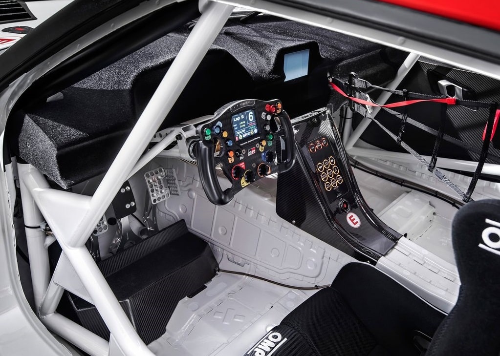 GR Supra Racing Concept yarış kokpiti takla kafesi ve OMP direksiyon