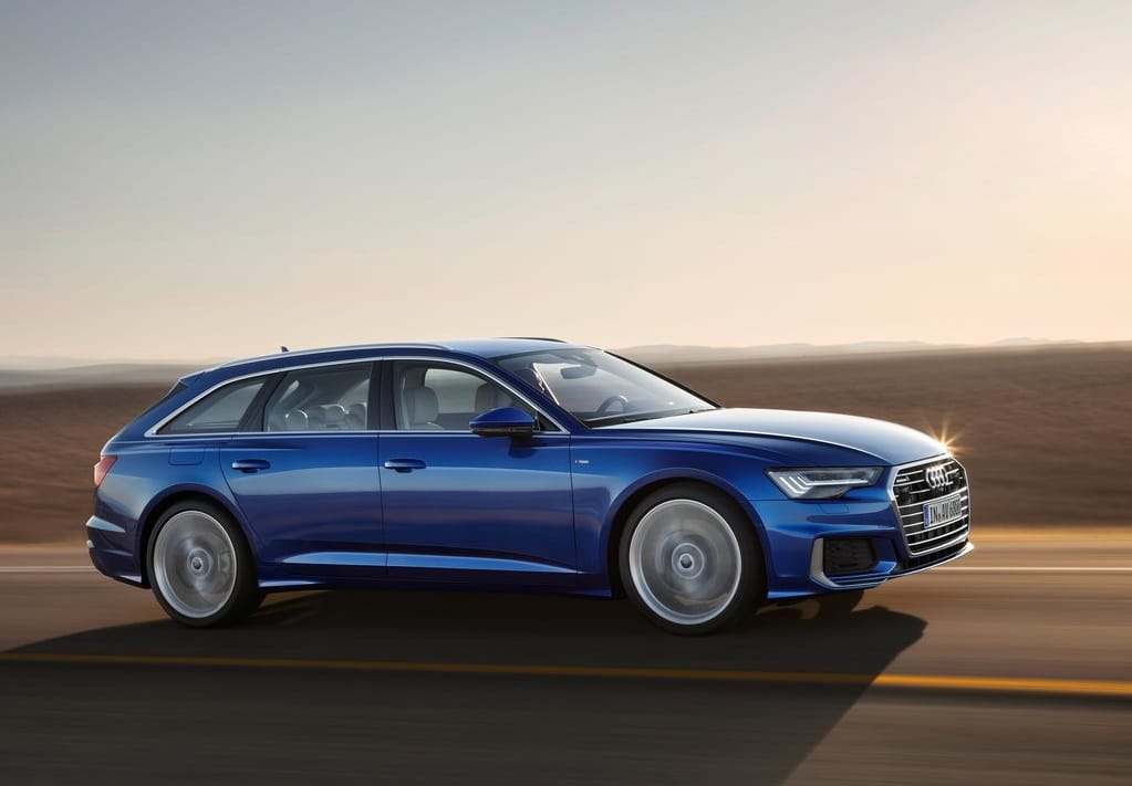 Mavi Audi A6 Avant hareket halindeki yan görünümü