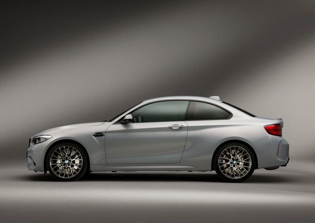 BMW M2 Competition arka üç çeyrek görünüm