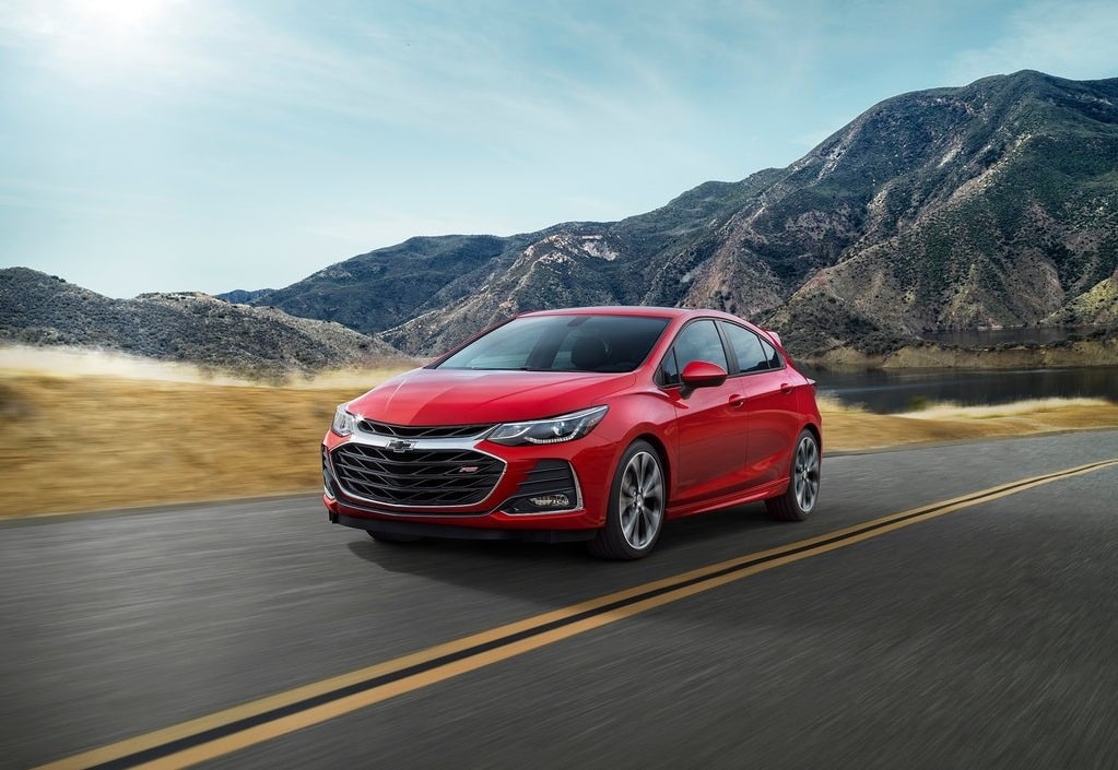 Kırmızı Chevrolet Cruze hatchback RS ön üç çeyrek görünüm