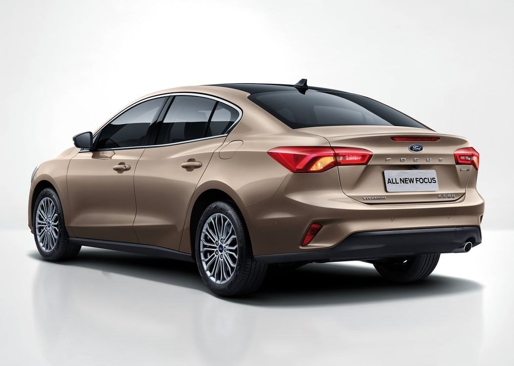 Ford Focus Sedan ön ve yan görünümü