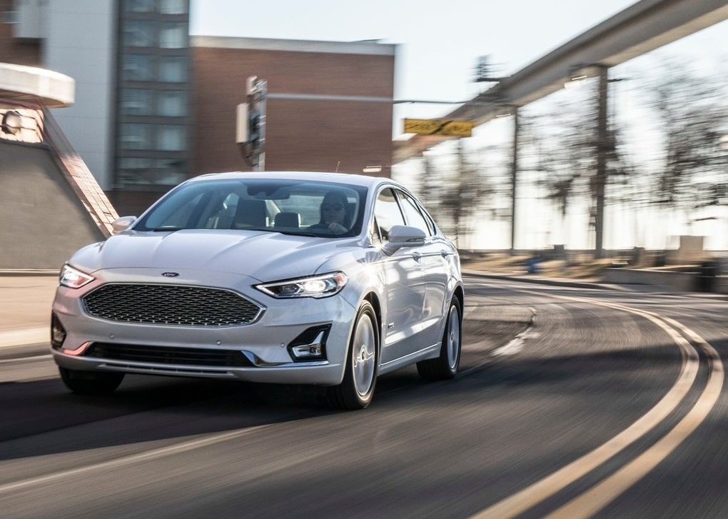2019 Ford Fusion hareket halinde ön görünüm