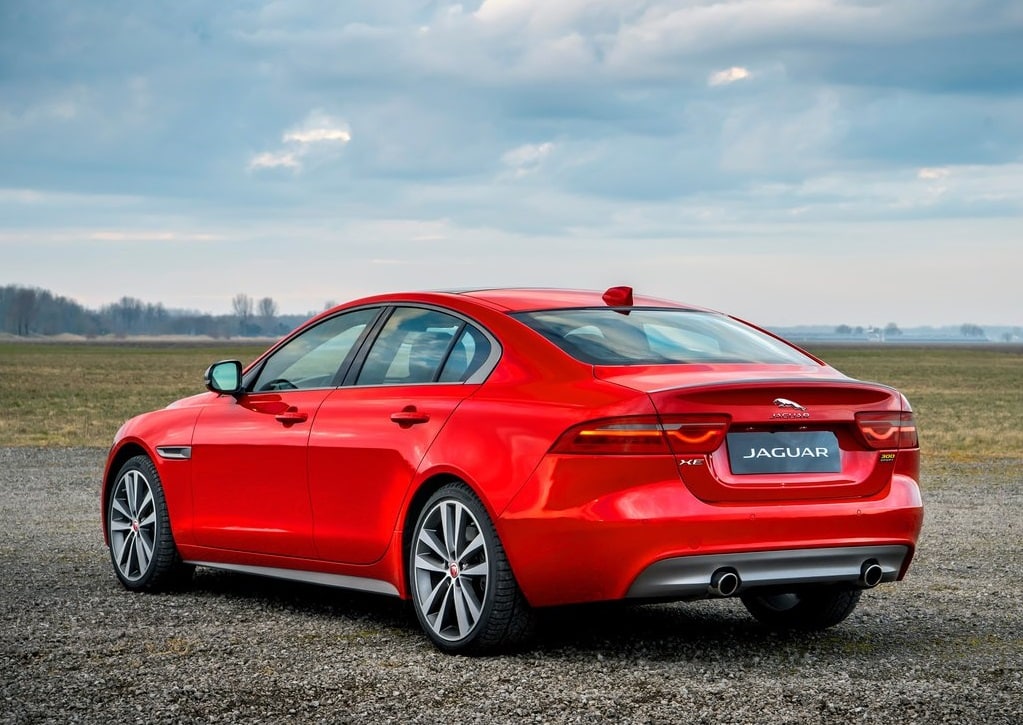 Jaguar XE 300 SPORT ön ve yan görünüm