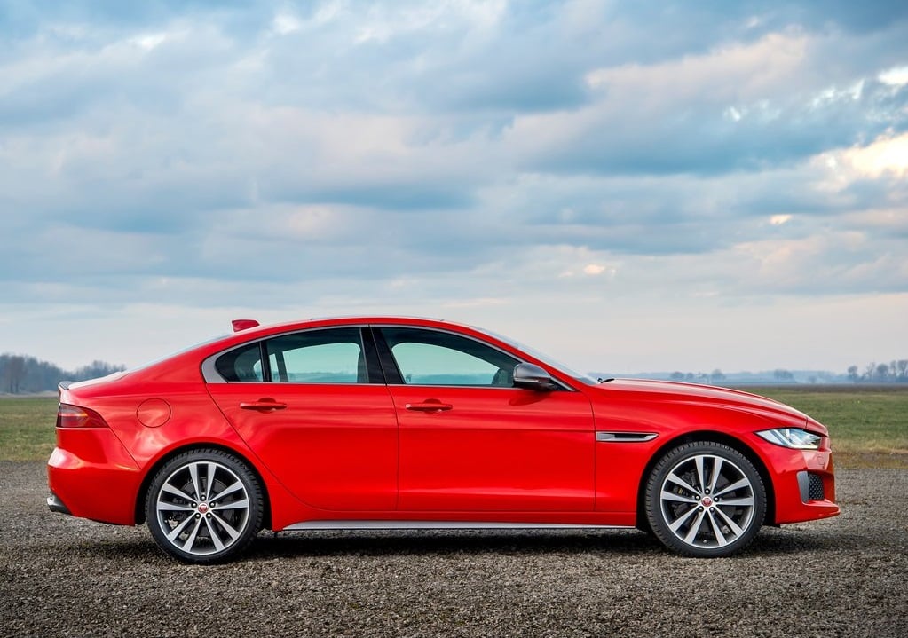 Jaguar XE 300 SPORT arka görünüm