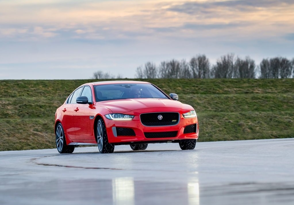 Jaguar XE 300 SPORT kabin görünümü