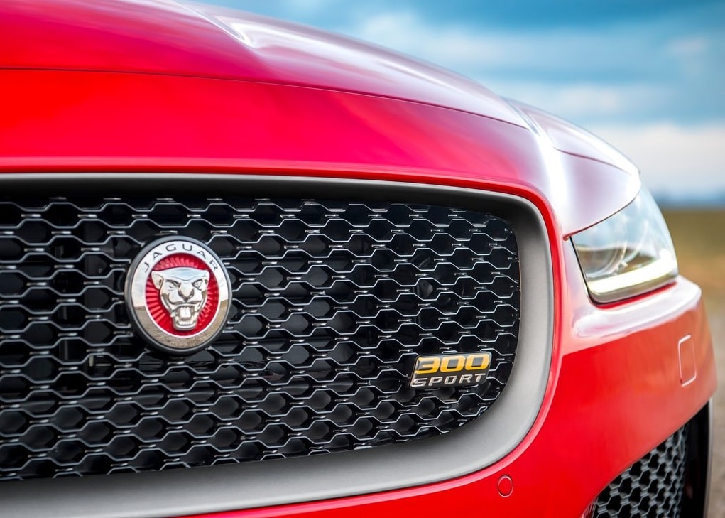 Jaguar XE 300 SPORT yan profil