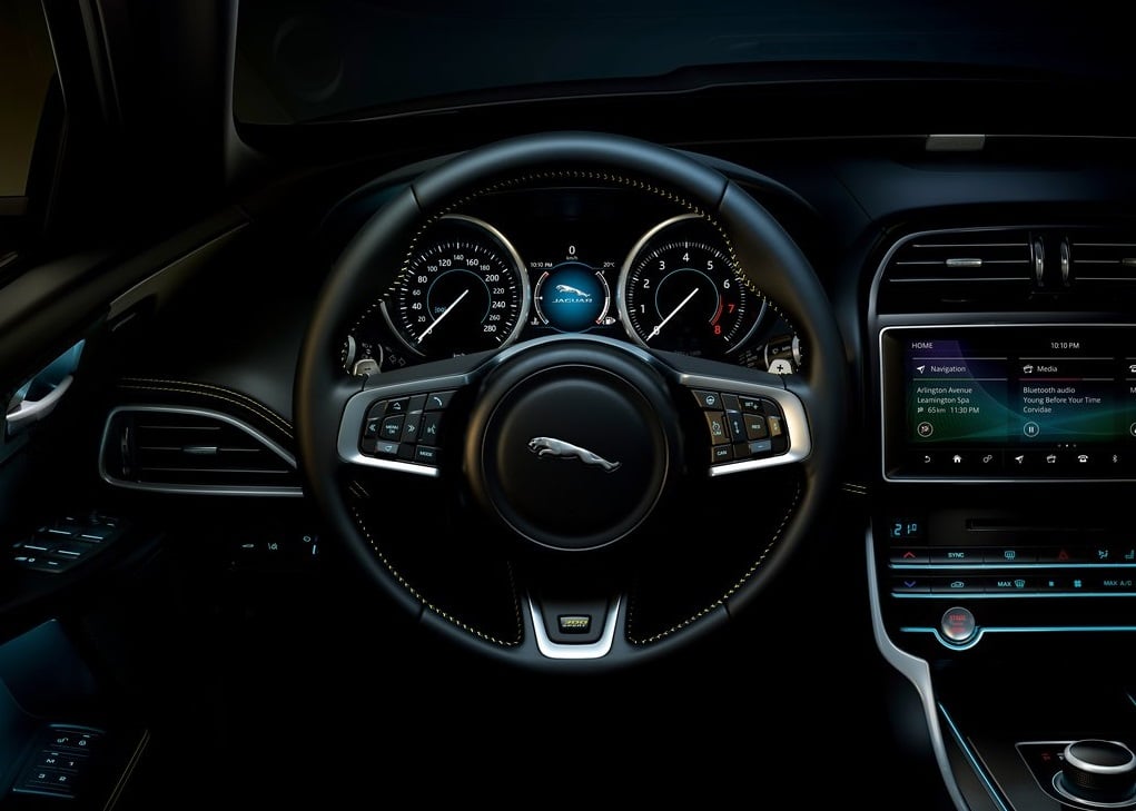 Jaguar XE 300 SPORT arka üç çeyrek görünüm