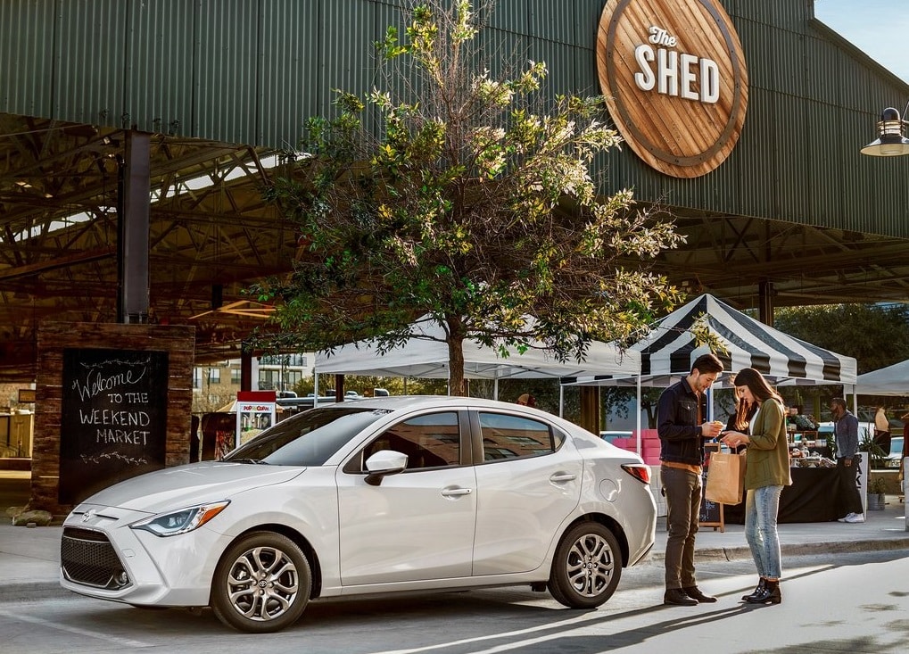 2019 Toyota Yaris Sedan beyaz gövde yan görünümü