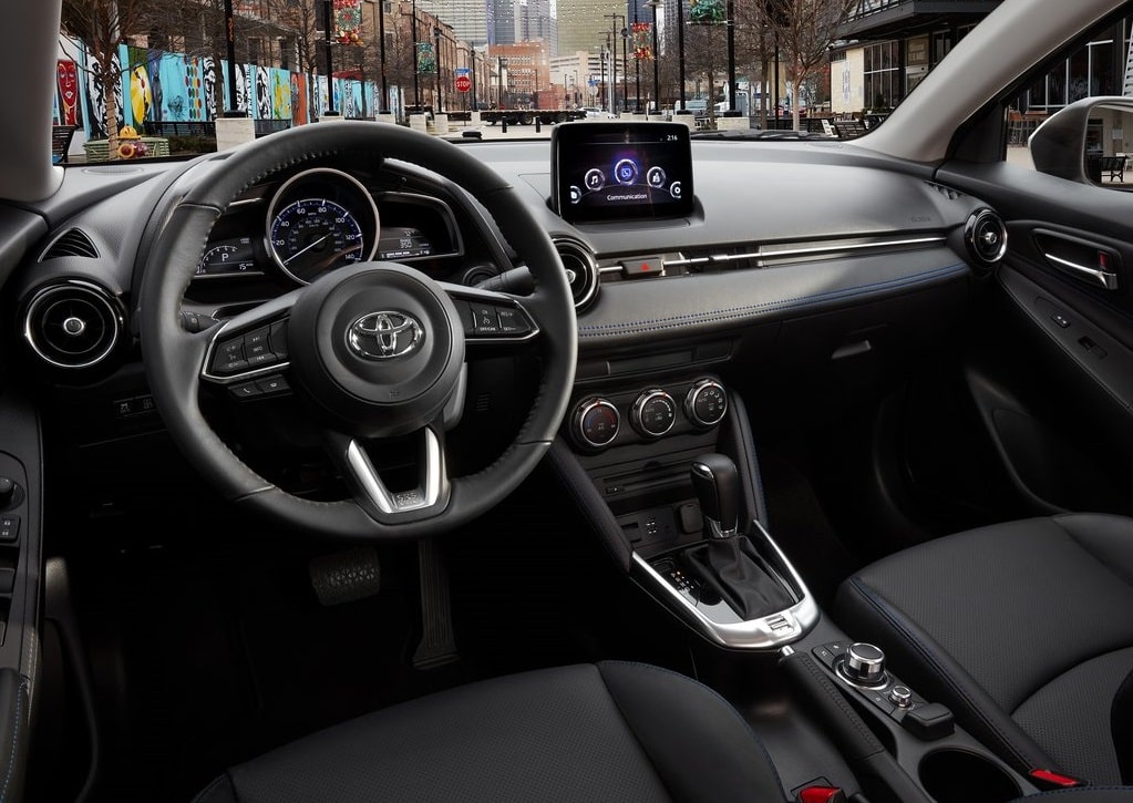 Toyota Yaris Sedan direksiyon multimedya ekranı ve ön konsol