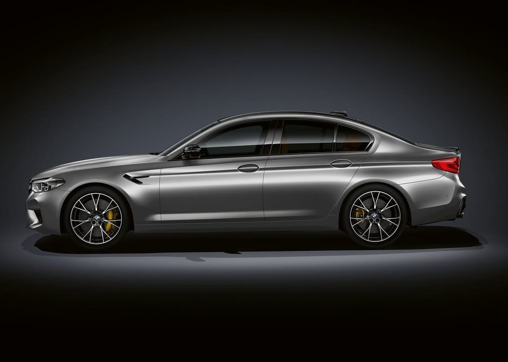 BMW M5 Competition yan profil ve 20 inç jantlar