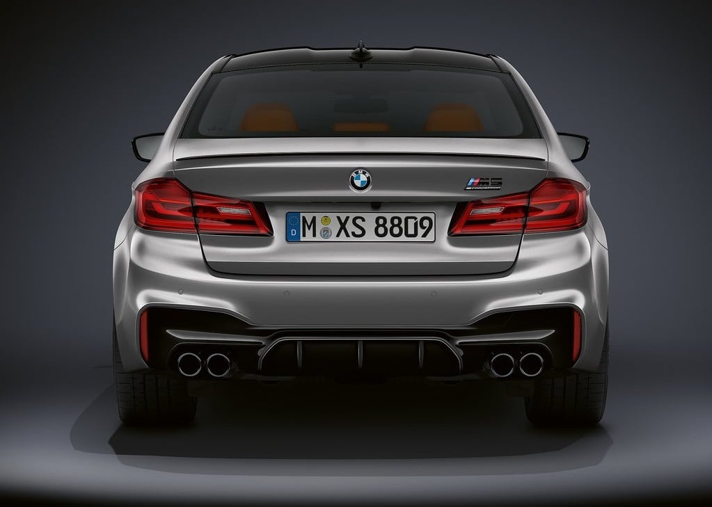 BMW M5 Competition arka görünüm ve Competition logosu