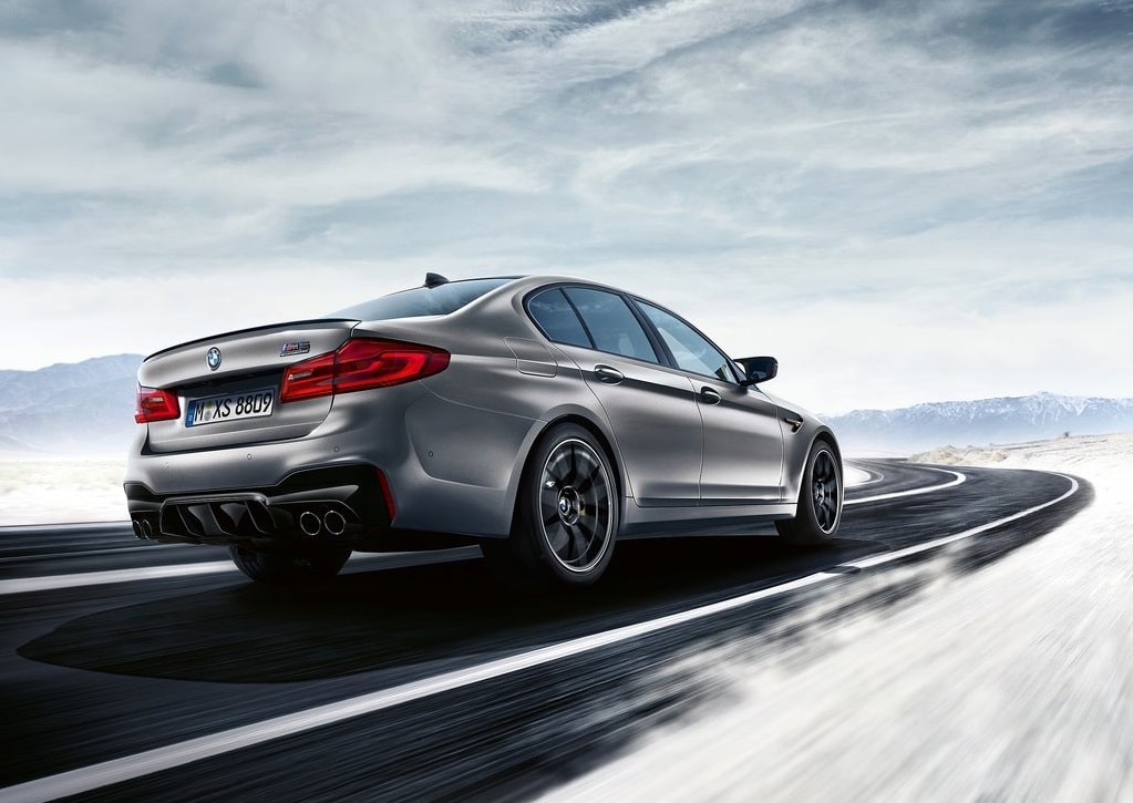 BMW M5 Competition hareket halinde arka üç çeyrek görünüm