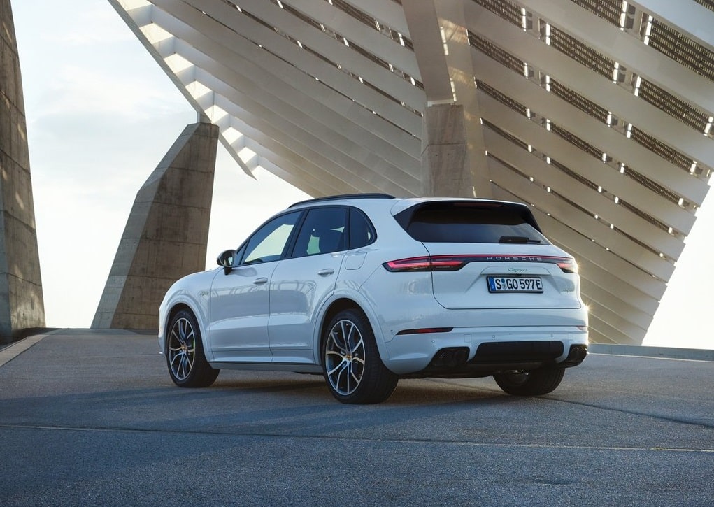 2019 Porsche Cayenne E-Hybrid ön üç çeyrek görünüm