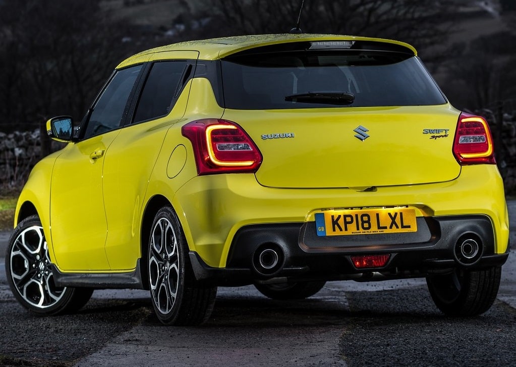 Swift Sport sarı gövde arka üç çeyrek görünüm