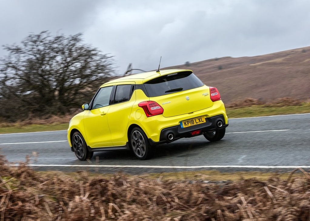 Swift Sport ıslak yolda arka üç çeyrek görünüm