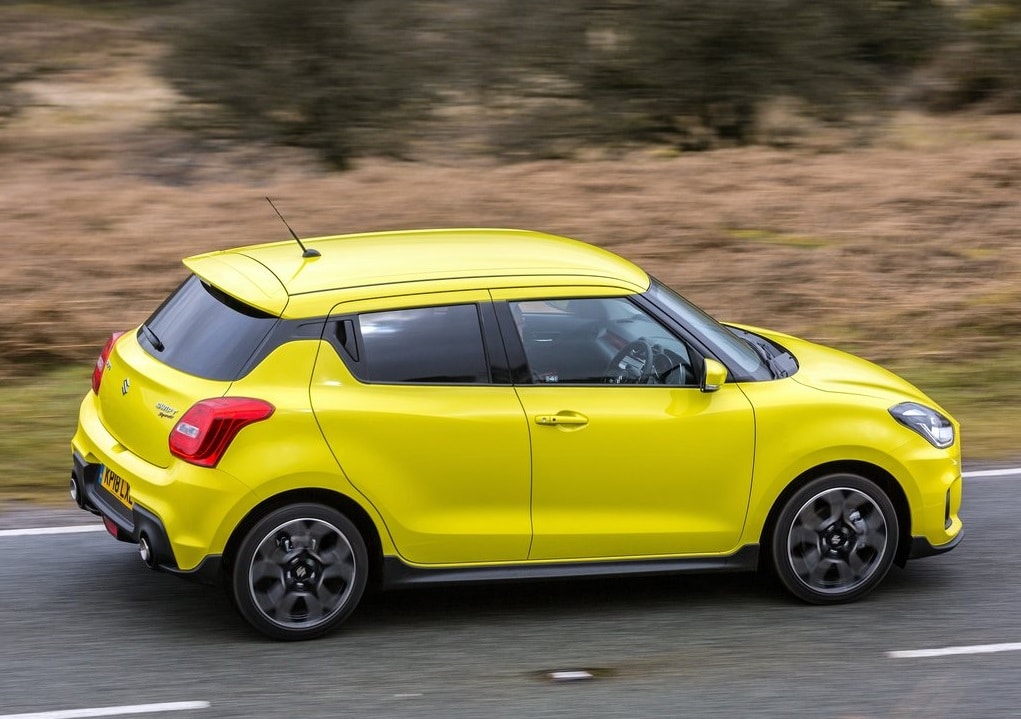 Swift Sport sürüşte yan profil görünümü