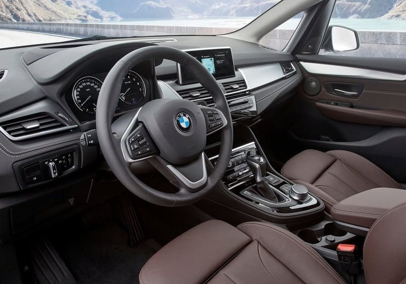 BMW 225xe Active Tourer sürücü bölümü ve orta konsol