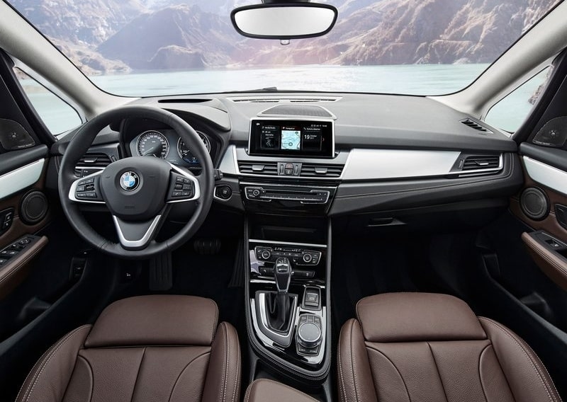 BMW 225xe Active Tourer kokpit ve ön kabin görünümü