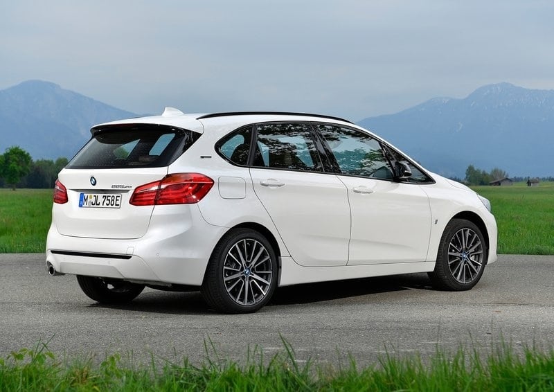 BMW 225xe Active Tourer arka üç çeyrek görünüm