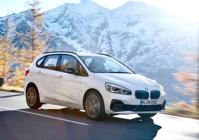 BMW 225xe Active Tourer dağ yolunda sürüş görünümü