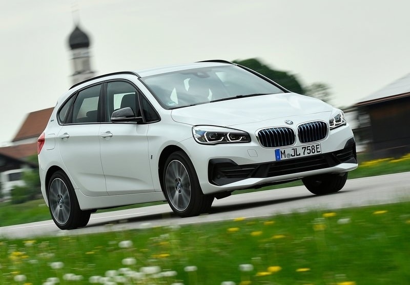 BMW 225xe Active Tourer önden sürüş görünümü