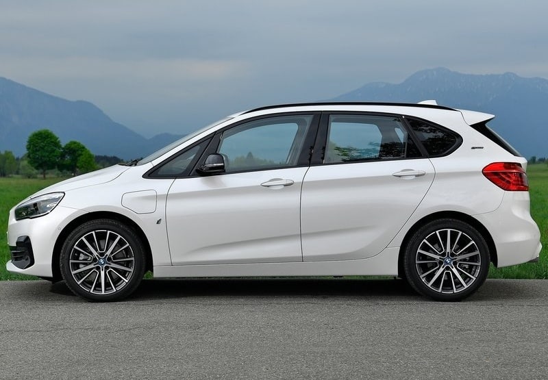 BMW 225xe iPerformance beyaz Active Tourer yan görünüm