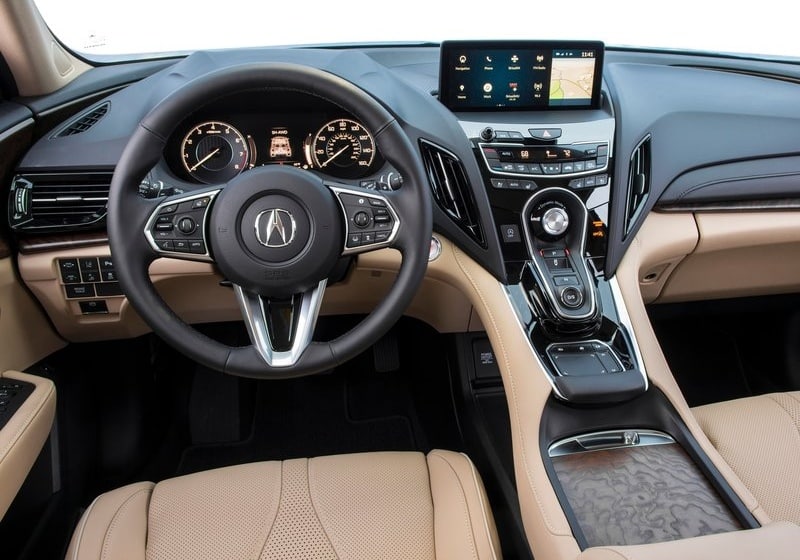 Acura RDX kokpit direksiyon orta ekran ve True Touchpad Interface kumandası