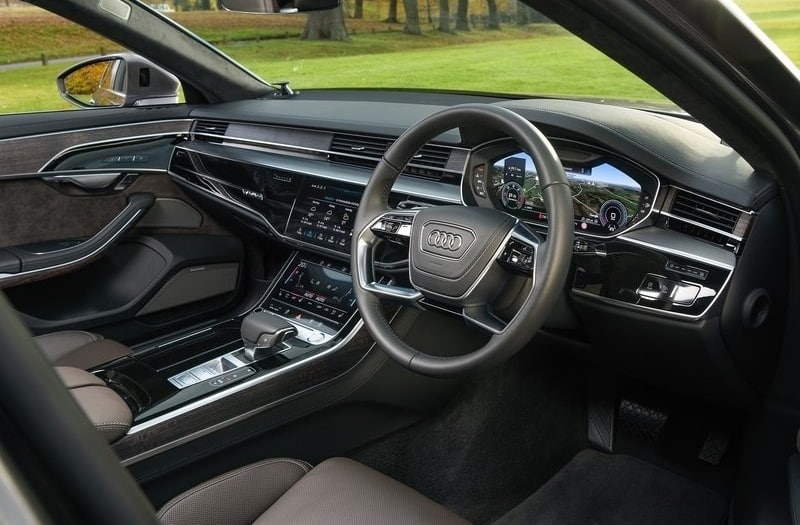 Audi A8 L arka koltuk ve iç mekan