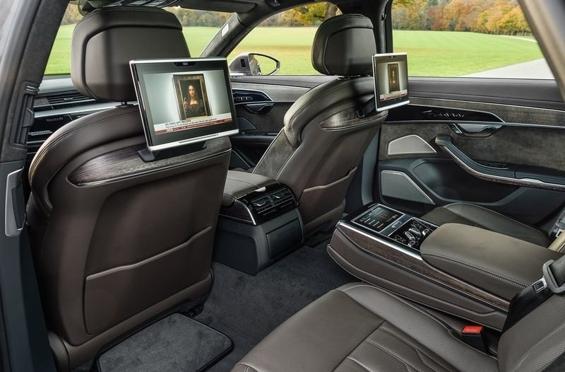Audi A8 L kabin ve arka koltuk alanı