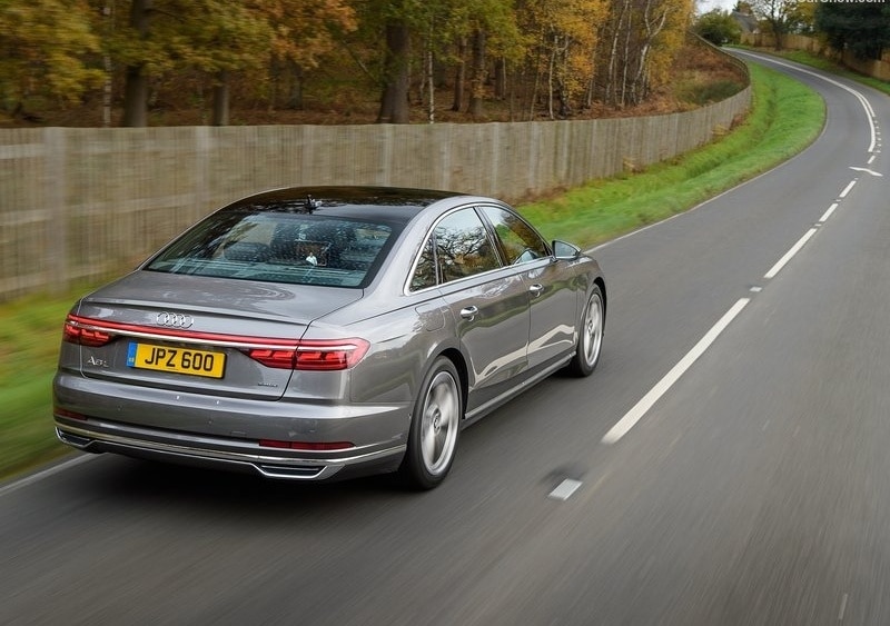 Audi A8 L MMI ekranları ve orta konsol