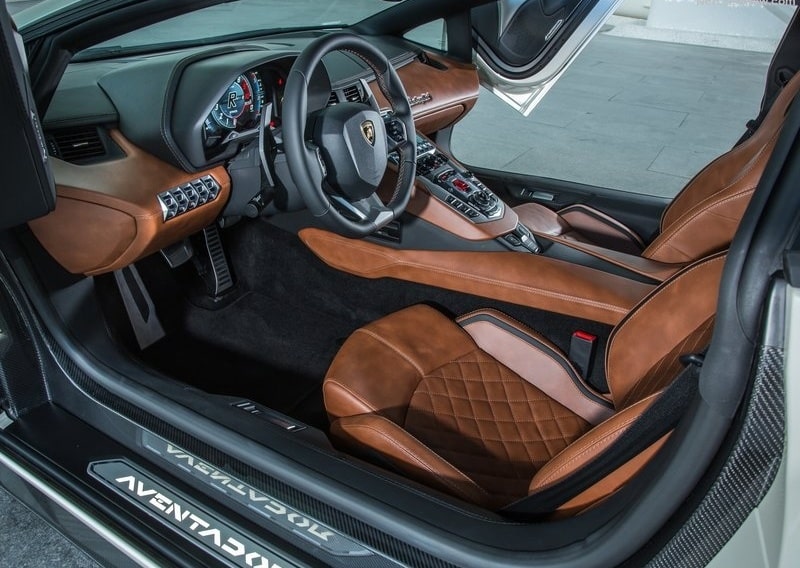Aventador S arka ve yan görünüm