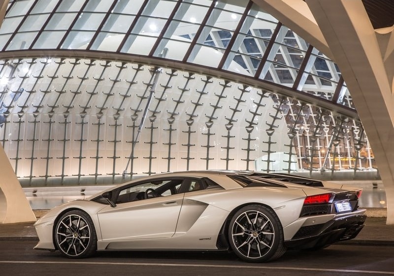 Lamborghini Aventador S ön üç çeyrek görünüm