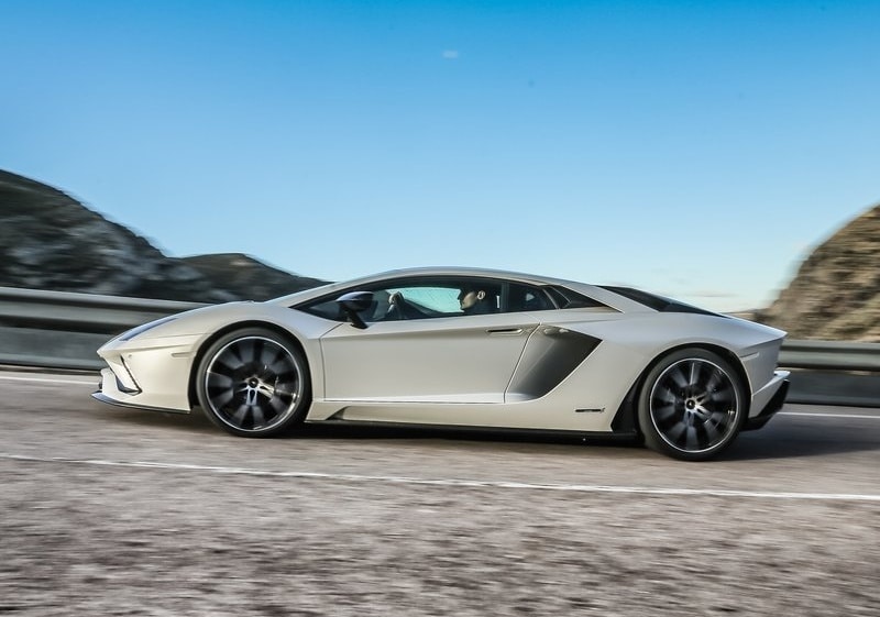 Aventador S yan hava girişi ve gövde çizgileri