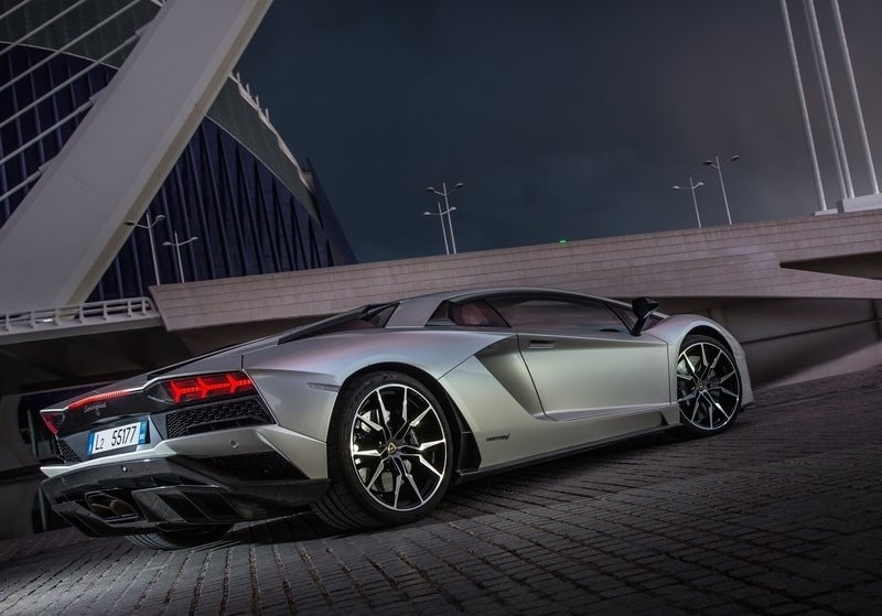 Aventador S yan gövde tasarımı