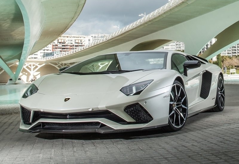 Aventador S ön bölüm ve yan profil