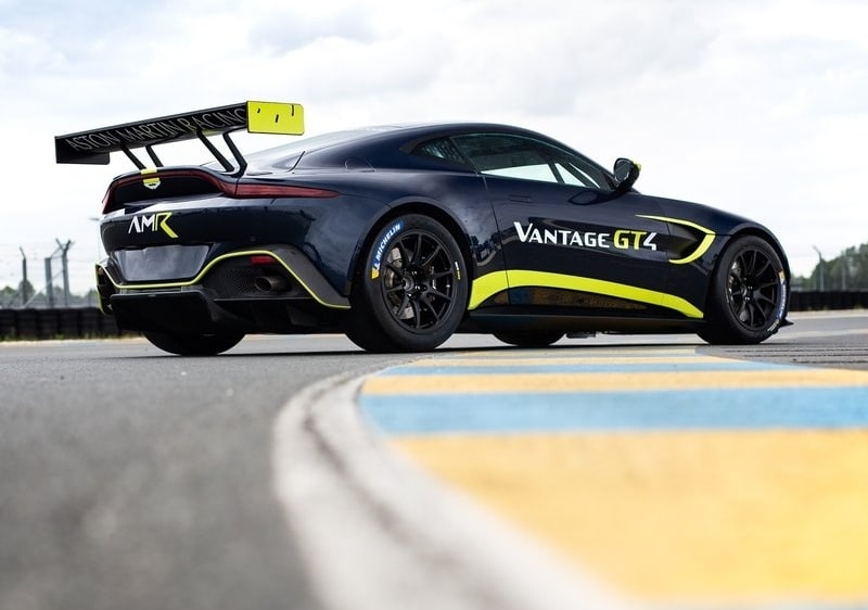 Aston Martin Vantage GT4 arka üç çeyrek görünümü
