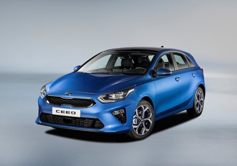 Kia Ceed mavi gövde ön üç çeyrek stüdyo görünümü
