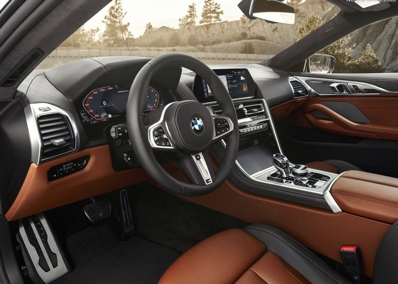 BMW 8 Series Coupe gösterge ve konsol görünümü