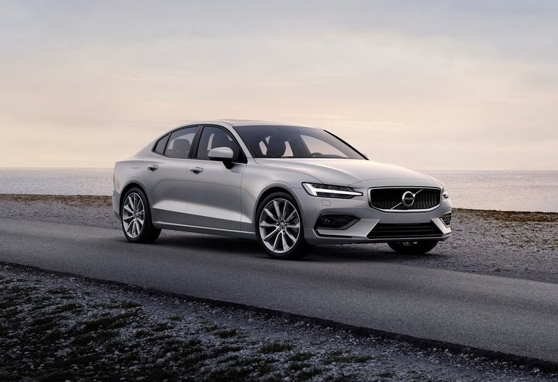 2023 Volvo S60 Mart Fiyat Listesi için gümüş Volvo S60 ön üç çeyrek görünümü